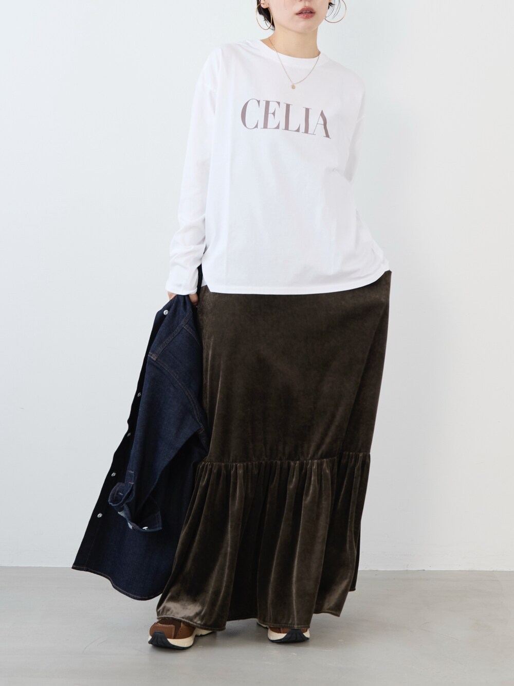 ベージュ系のTシャツ/カットソー、ブルー系のシャツ/ブラウス、ブラウン系のスニーカーを着用したレディースの秋コーディネートの6枚目の写真