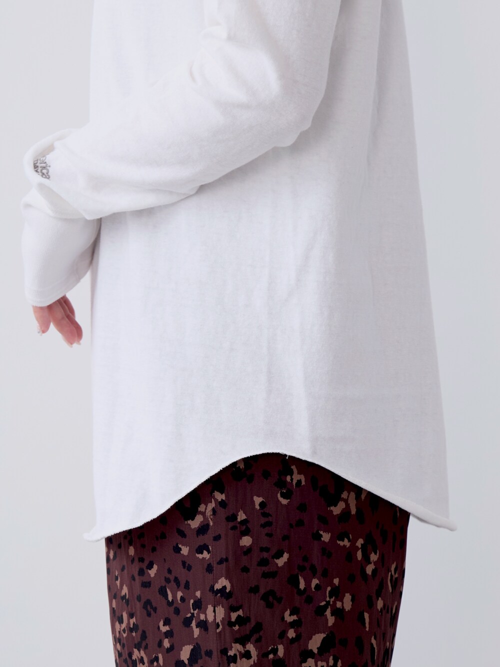 ホワイト系のTシャツ/カットソー、ブラウン系のその他パンツ、ブルー系のシャツ/ブラウスを着用したレディースの冬コーディネートの7枚目の写真