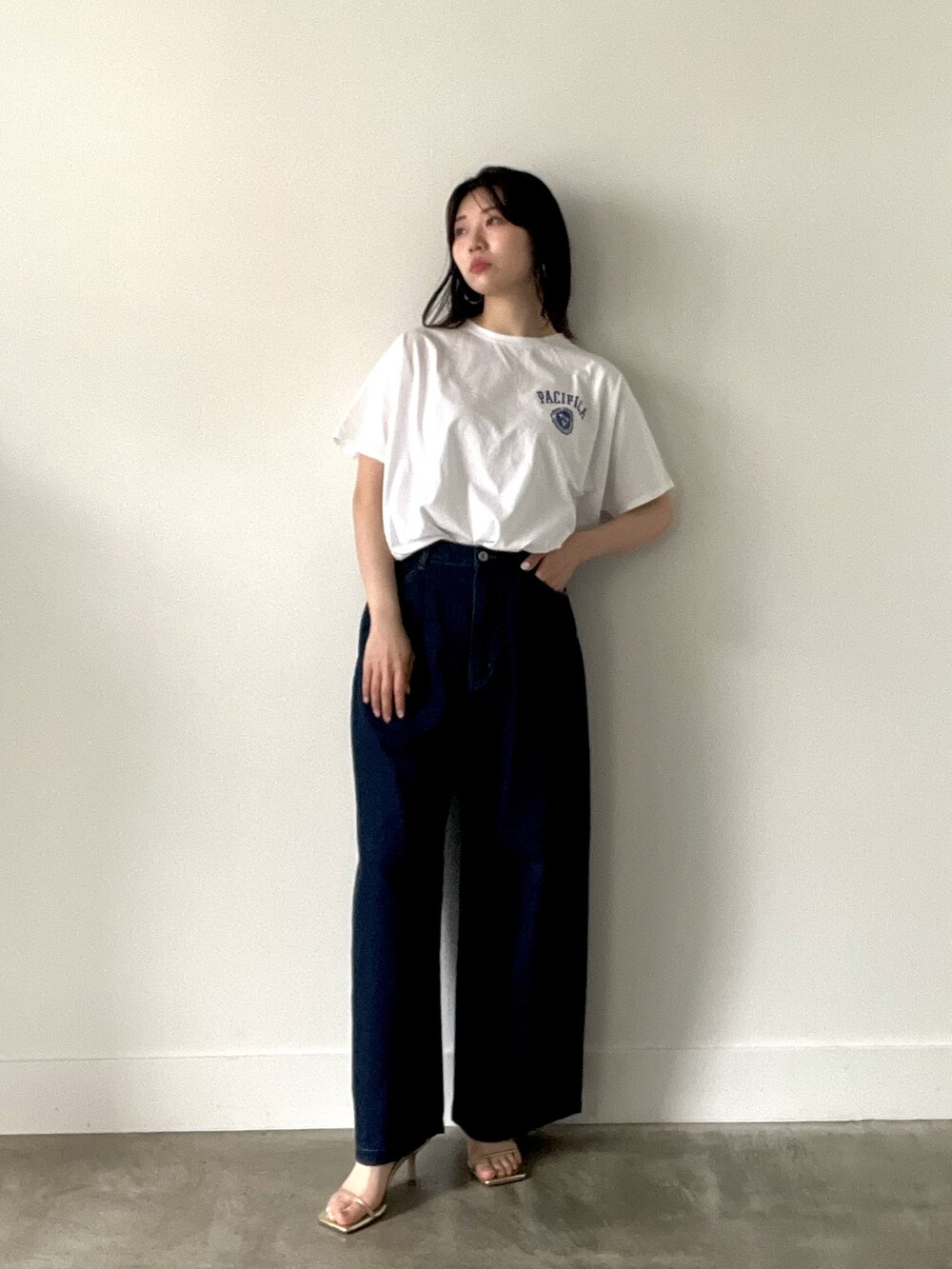 ブルー系のTシャツ/カットソー、ブルー系のデニムパンツを着用したレディースの夏コーディネートの2枚目の写真