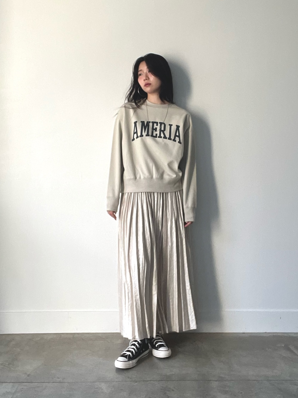 ベージュ系のスウェット、ベージュ系のスカートを着用したレディースの秋コーディネートの2枚目の写真