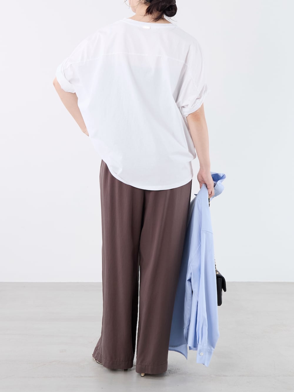 ホワイト系のTシャツ/カットソー、ブラウン系のその他パンツ、ブラック系のショルダーバッグを着用したレディースの夏コーディネートの3枚目の写真