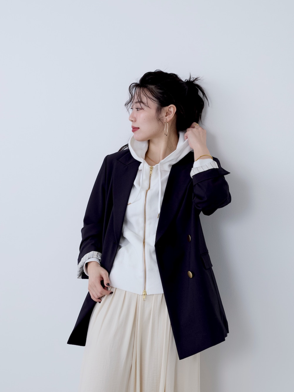 ブルー系のテーラードジャケット、ベージュ系のスカートを着用したレディースの冬コーディネートの7枚目の写真