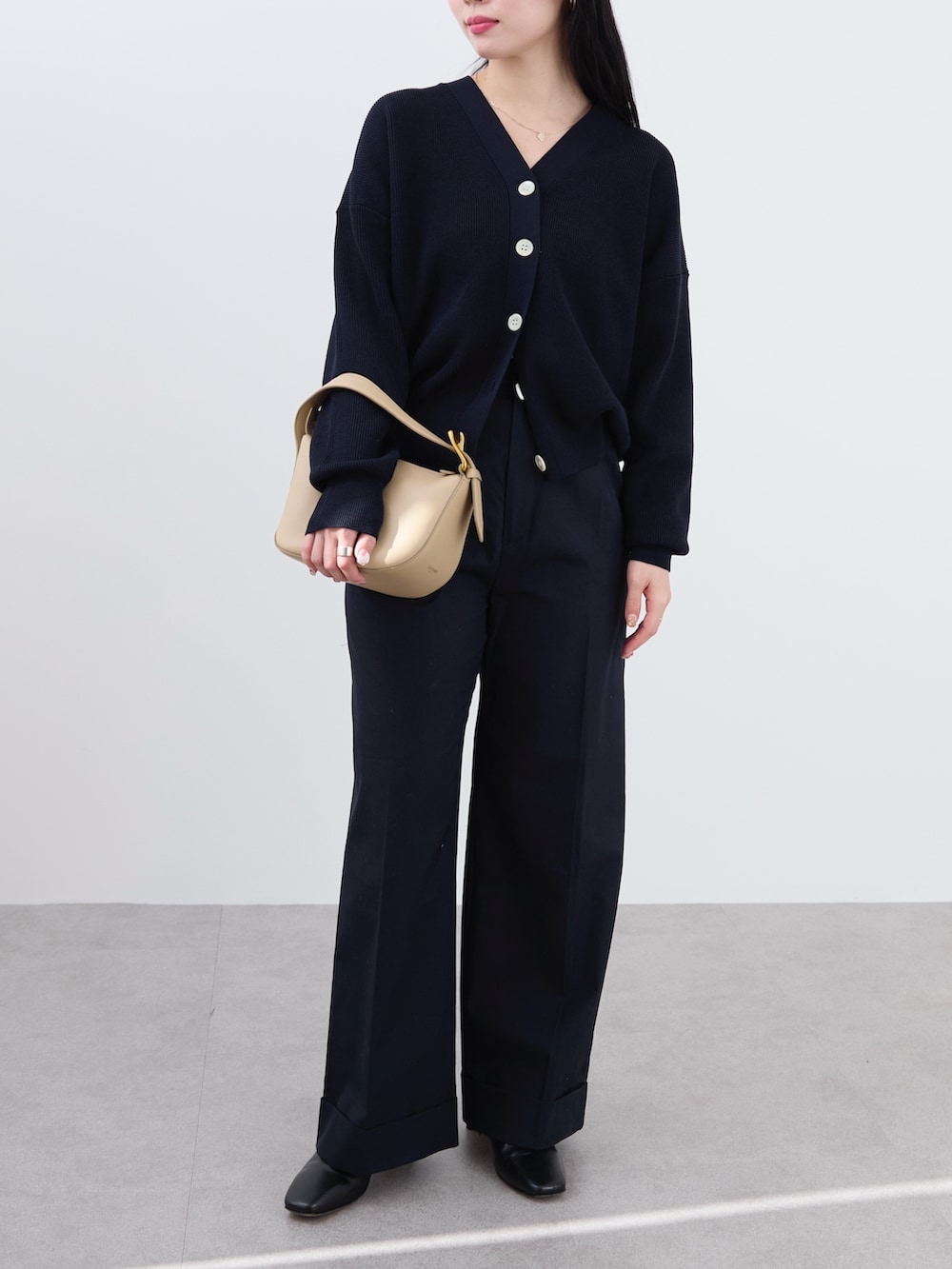 ブルー系のカーディガン/ボレロ、ブルー系のカーディガン/ボレロ、ブルー系のその他パンツを着用したレディースの冬コーディネートの2枚目の写真