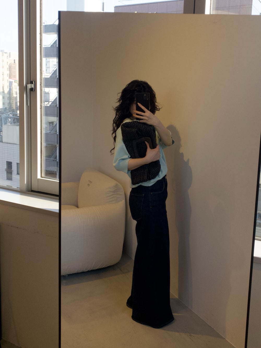 グリーン系のニット/セーターを着用したレディースの春コーディネートの5枚目の写真