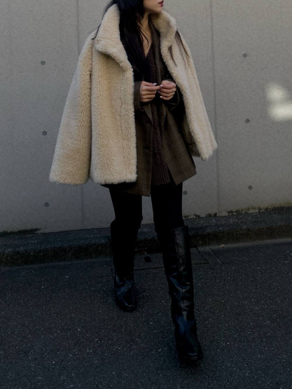 ベージュ系のブルゾン、ブラウン系のテーラードジャケット、ブラウン系のニット/セーターを着用したレディースの冬コーディネートの6枚目の写真