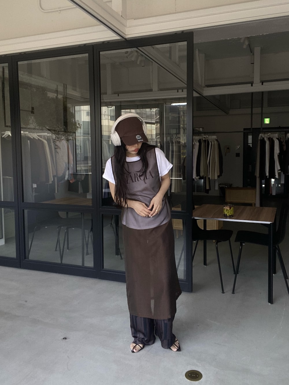 ブラック系のTシャツ/カットソー、ブラウン系のワンピース、ブラウン系のその他パンツを着用したレディースの夏コーディネートの2枚目の写真