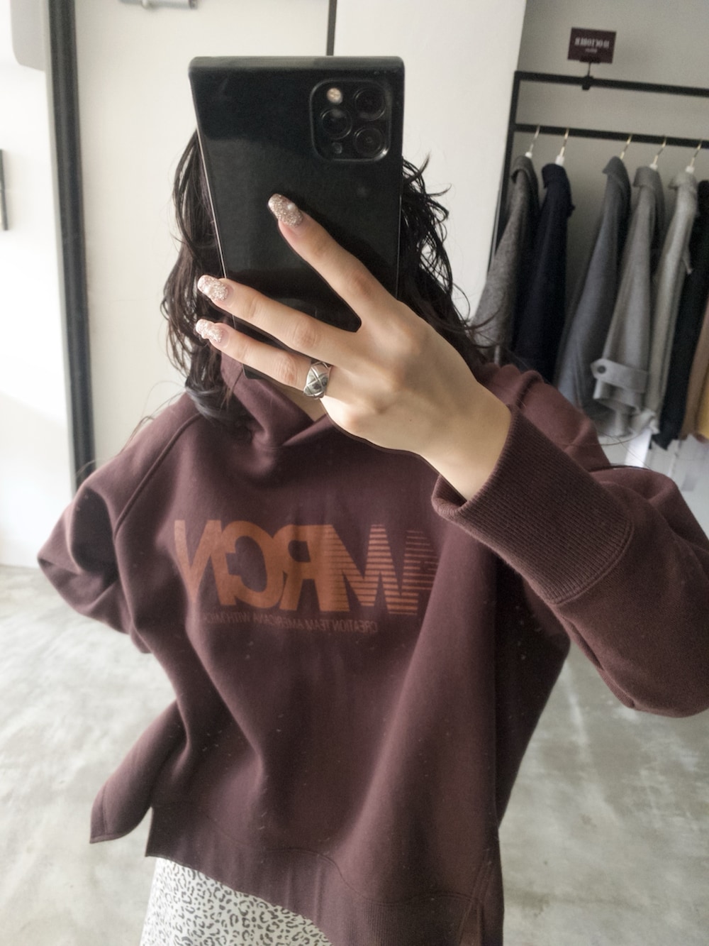 ブラウン系のパーカー、グレー系のスカートを着用したレディースの秋コーディネートの3枚目の写真