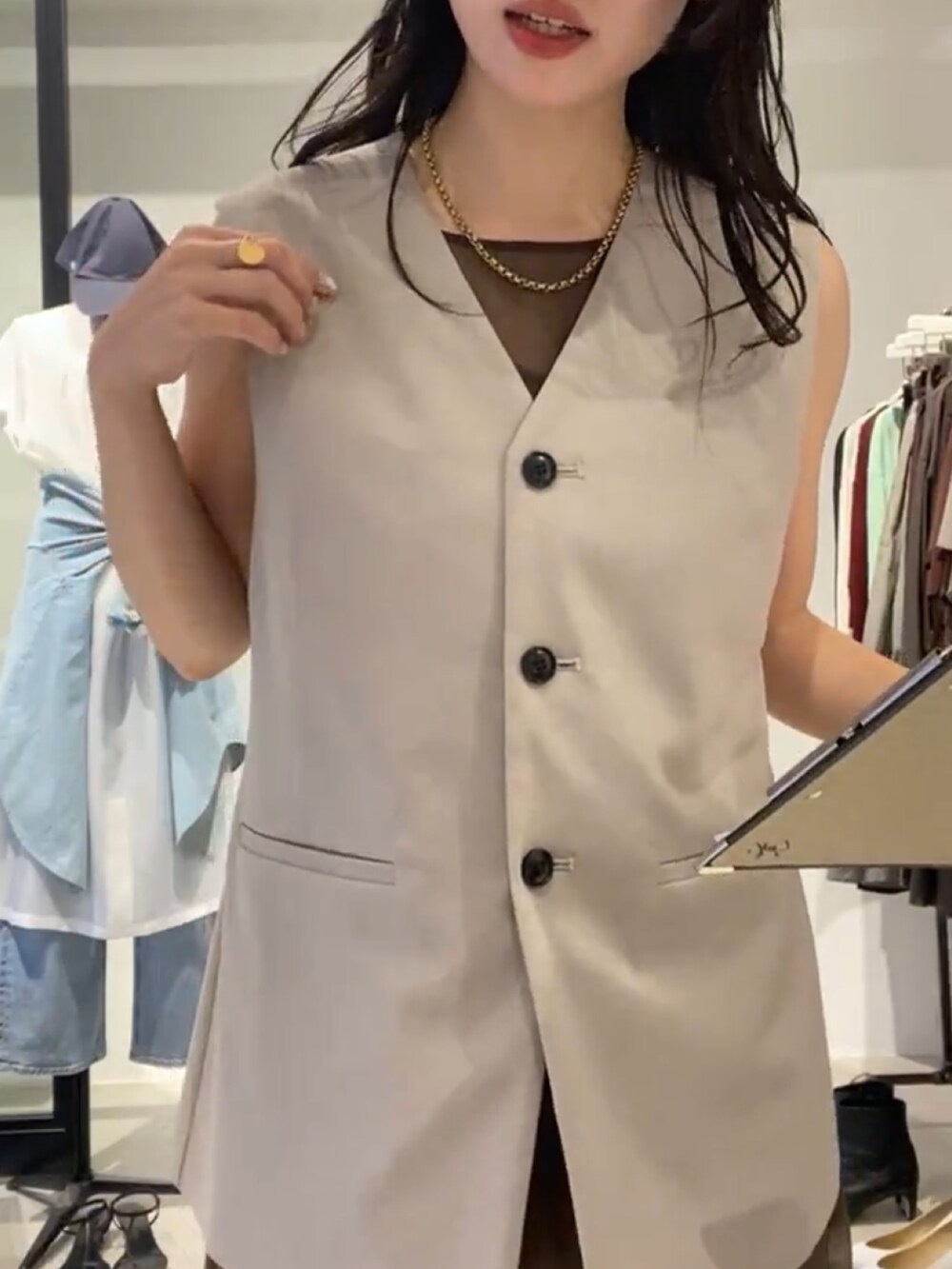 ベージュ系のベスト、ブラウン系のワンピース、ベージュ系のその他パンツを着用したレディースの夏コーディネートの6枚目の写真