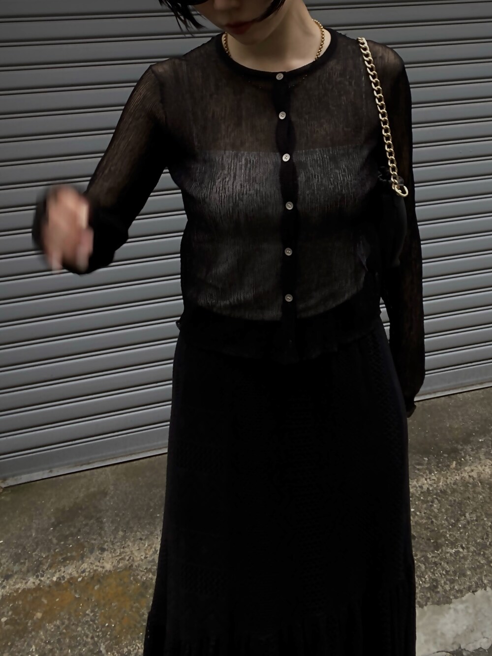 ブラック系のカーディガン/ボレロ、ブラック系のショルダーバッグ、ブラック系のスカートを着用したレディースの春コーディネートの3枚目の写真