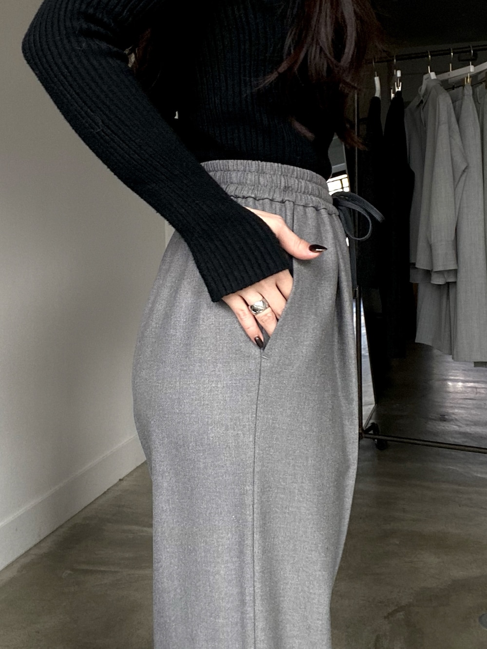 グレー系のその他パンツを着用したレディースの冬コーディネートの7枚目の写真