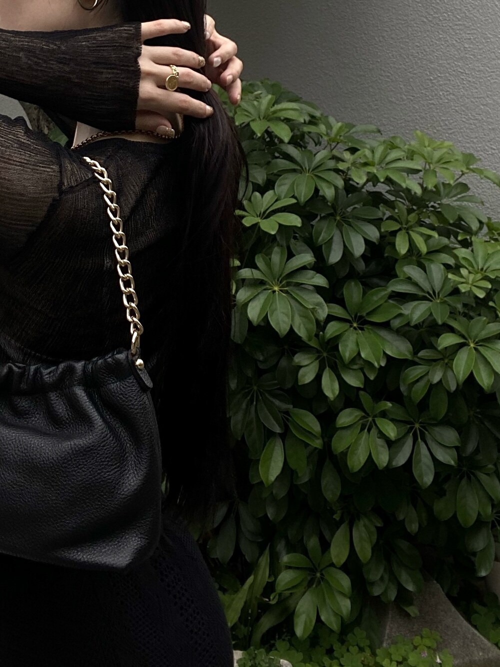 ブラック系のカーディガン/ボレロ、ブラック系のショルダーバッグ、ブラック系のスカートを着用したレディースの春コーディネートの5枚目の写真