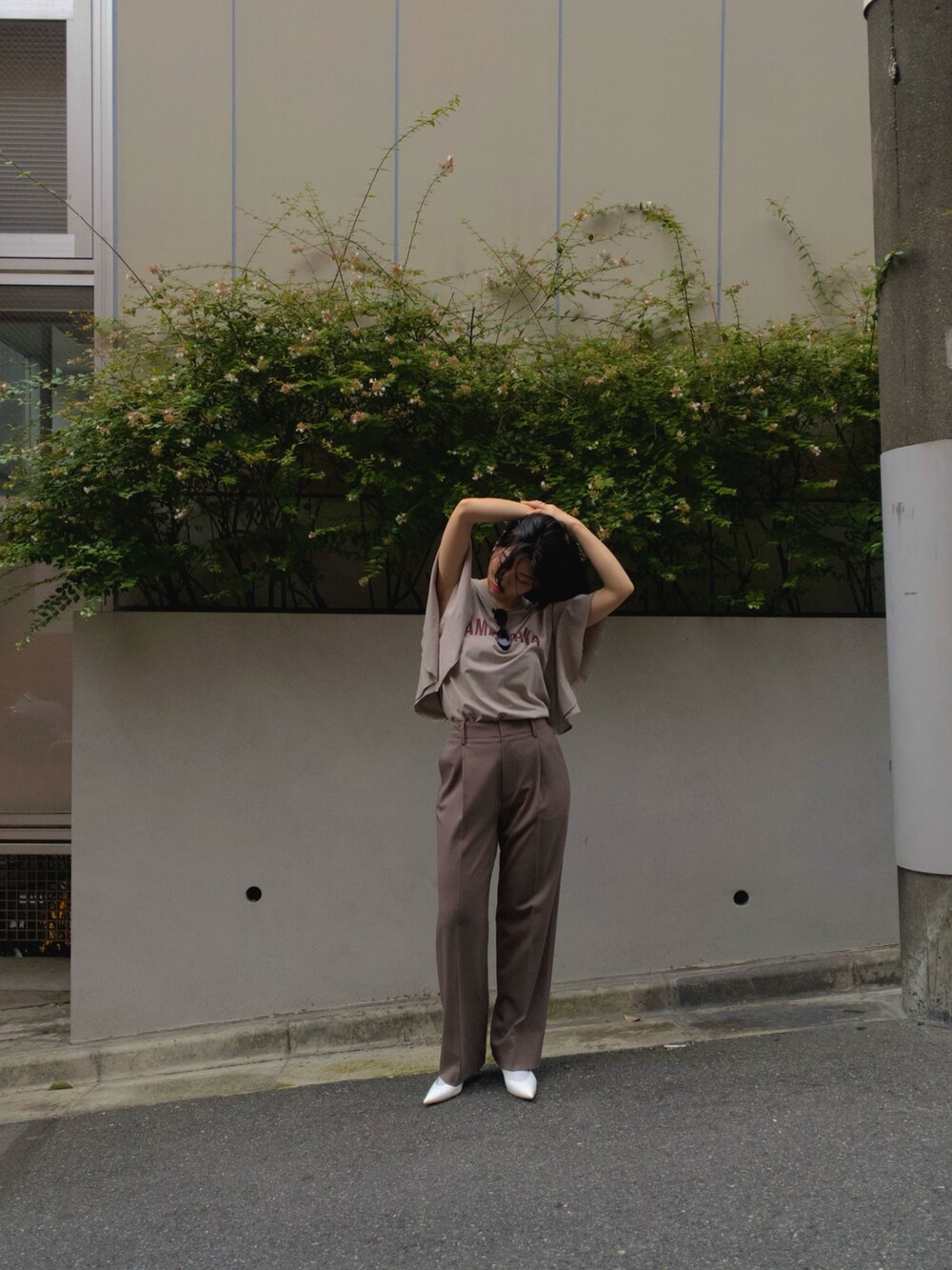 ベージュ系のTシャツ/カットソー、ブラウン系のその他パンツを着用したレディースの夏コーディネートの2枚目の写真
