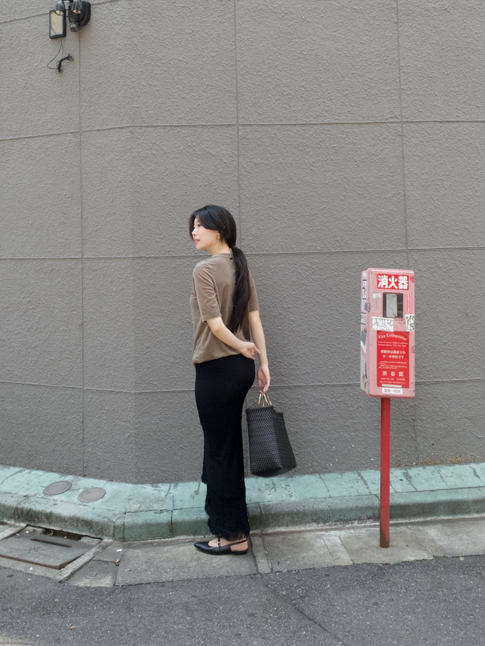 ブラック系のかごバッグ、ブルー系のTシャツ/カットソーを着用したレディースの夏コーディネートの2枚目の写真