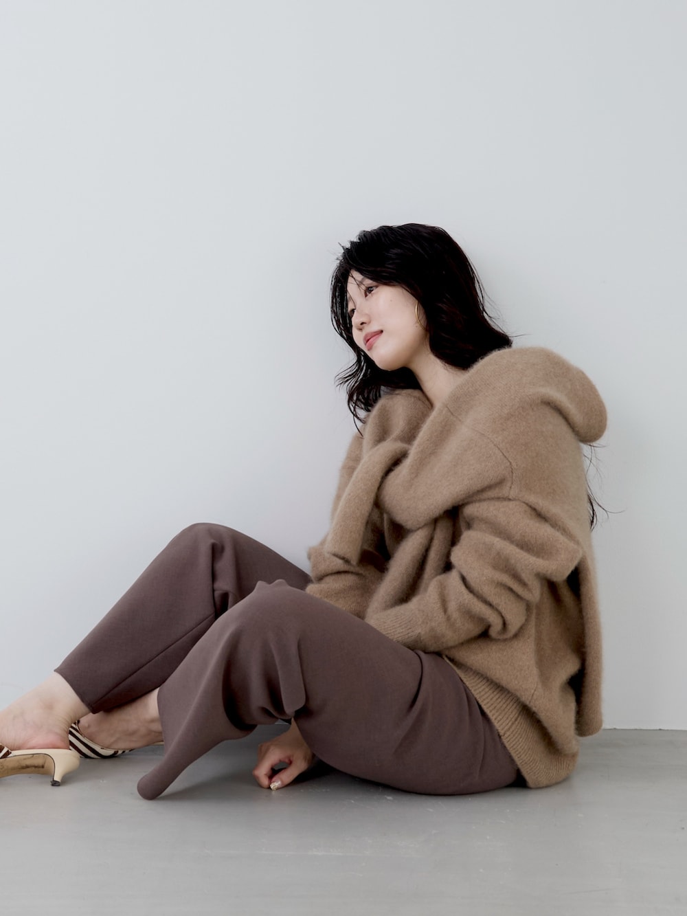 ベージュ系のニット/セーター、ベージュ系のニット/セーター、ブラウン系のその他パンツを着用したレディースの秋コーディネートの6枚目の写真