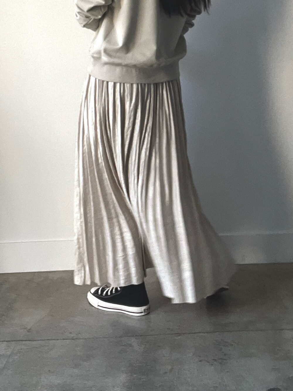 ベージュ系のスウェット、ベージュ系のスカートを着用したレディースの秋コーディネートの9枚目の写真