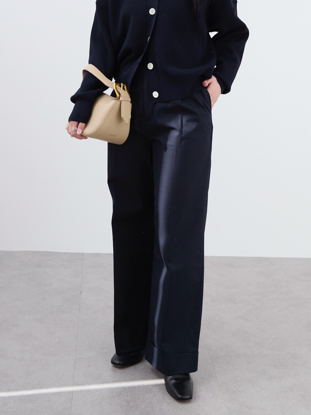 ブルー系のカーディガン/ボレロ、ブルー系のカーディガン/ボレロ、ブルー系のその他パンツを着用したレディースの冬コーディネートの4枚目の写真