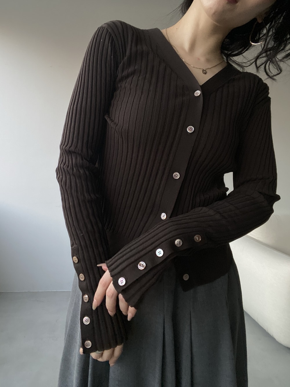 グレー系のスカートを着用したレディースの春コーディネートの3枚目の写真