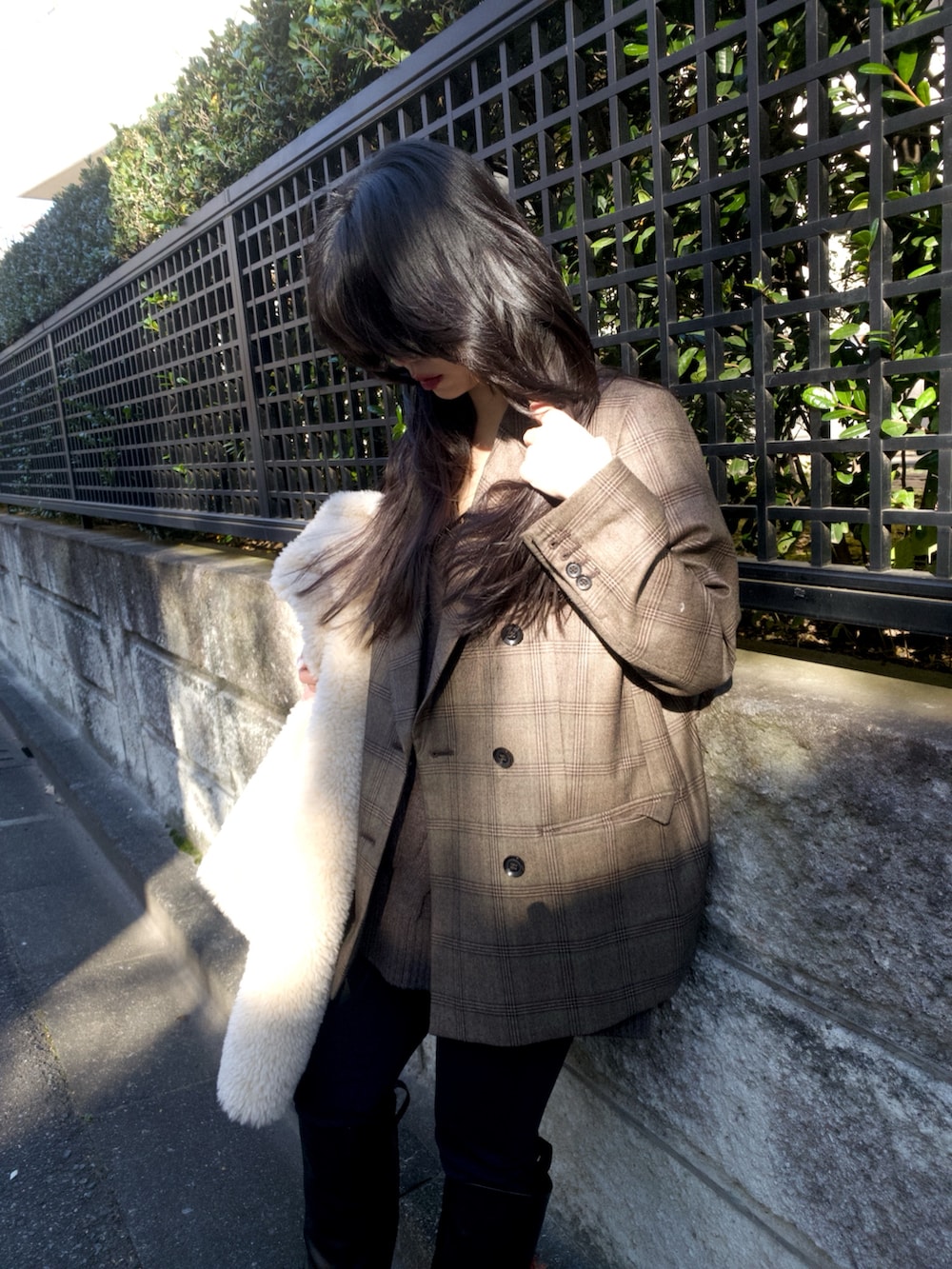 ベージュ系のブルゾン、ブラウン系のテーラードジャケット、ブラウン系のニット/セーターを着用したレディースの冬コーディネートの10枚目の写真