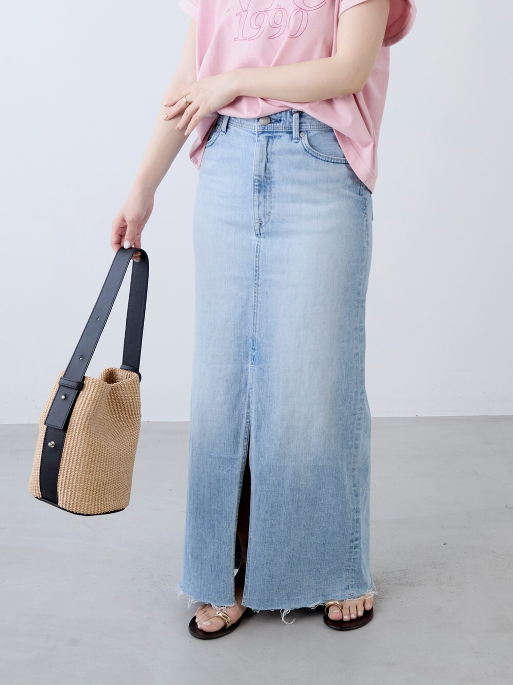 ピンク系のTシャツ/カットソー、ベージュ系のショルダーバッグ、ブルー系のスカートを着用したレディースの夏コーディネートの8枚目の写真