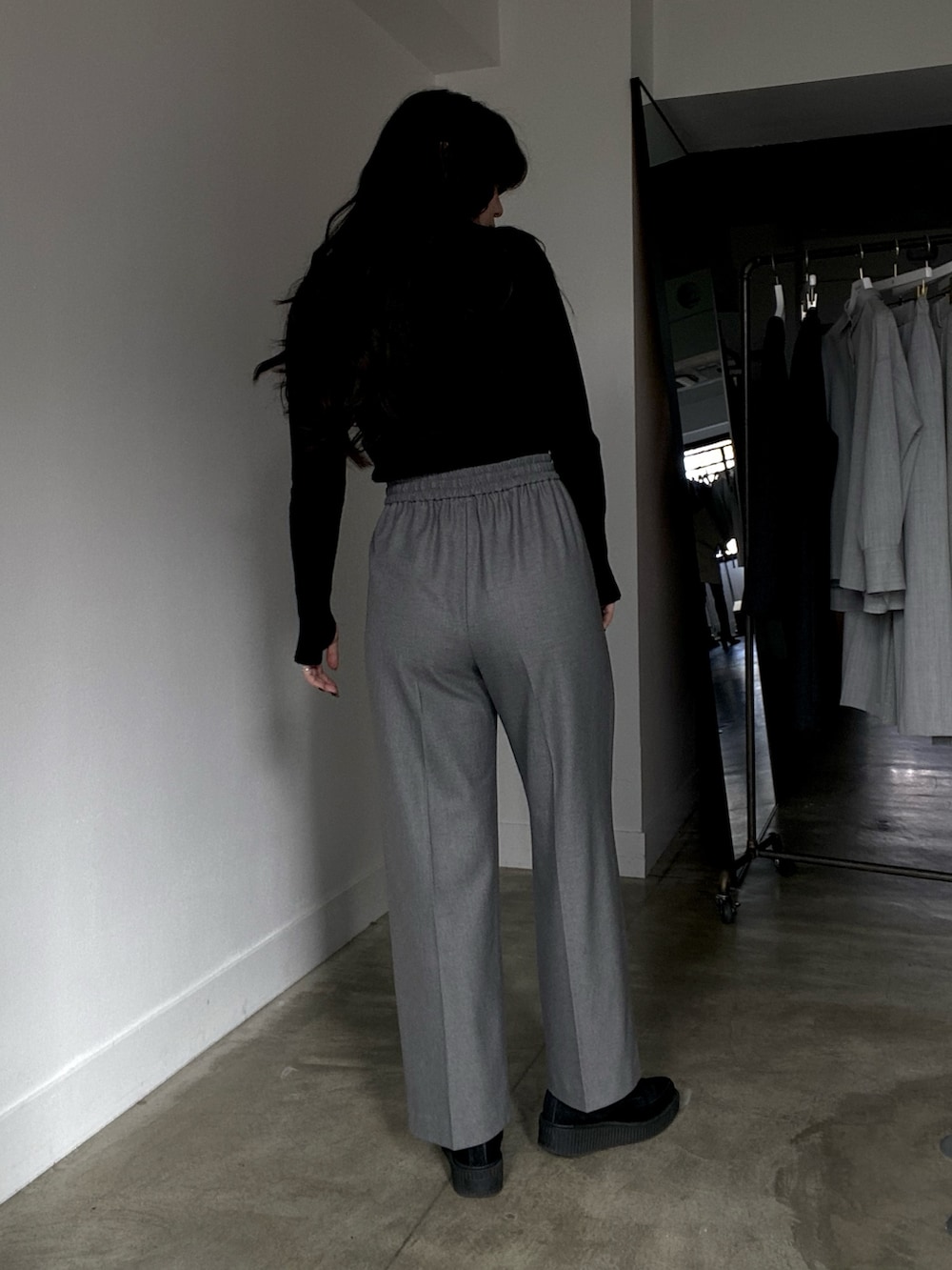 グレー系のその他パンツを着用したレディースの冬コーディネートの4枚目の写真