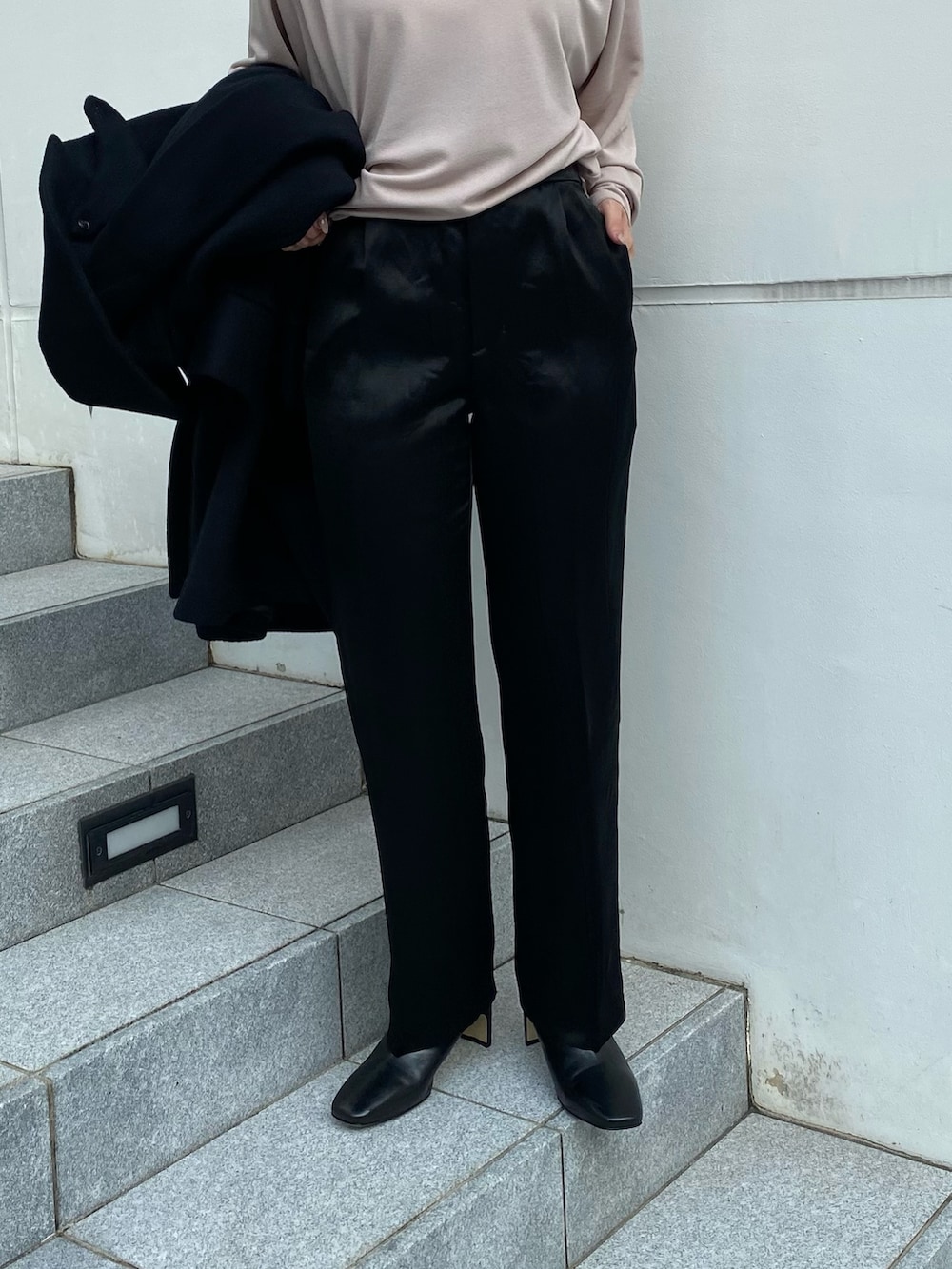 ピンク系のTシャツ/カットソー、ブラック系のその他パンツ、ブラック系のその他アウターを着用したレディースの秋コーディネートの6枚目の写真