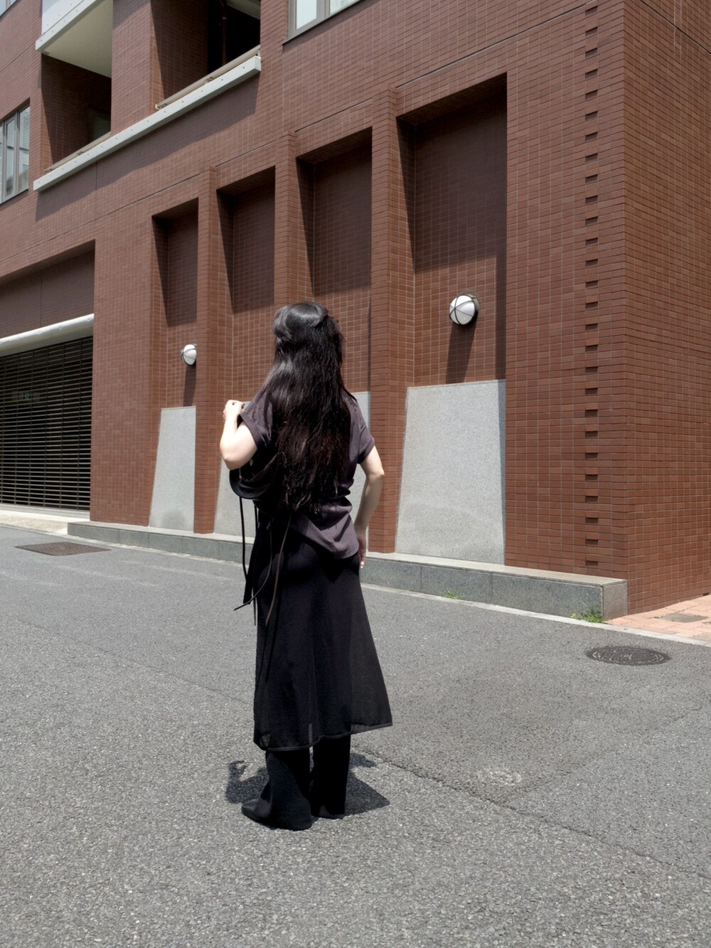 ブラック系のTシャツ/カットソーを着用したレディースの夏コーディネートの6枚目の写真