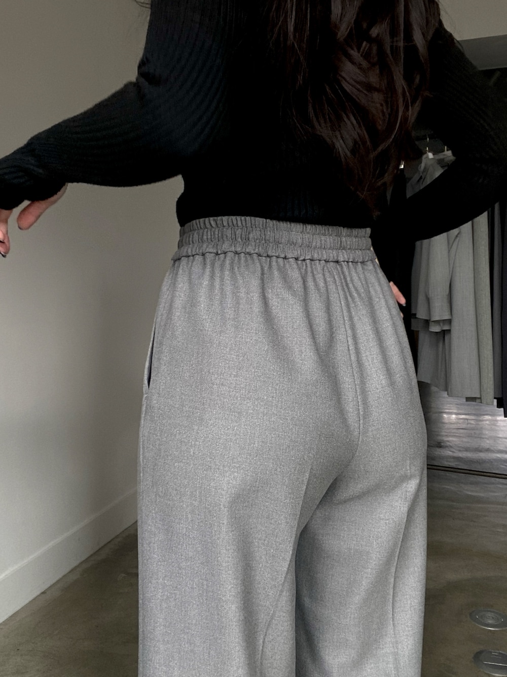 グレー系のその他パンツを着用したレディースの冬コーディネートの8枚目の写真