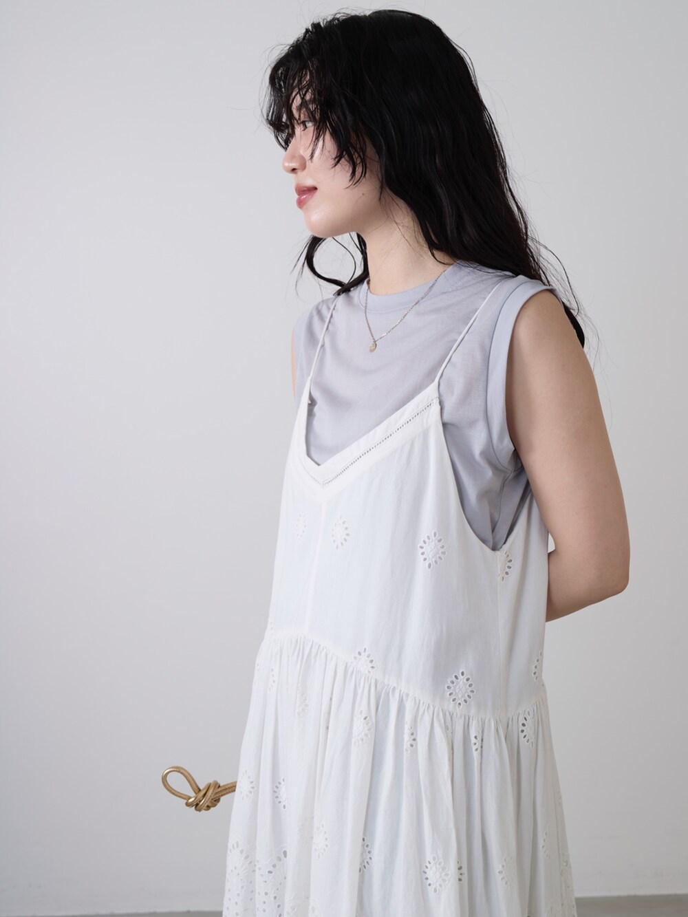 ホワイト系のワンピース、グレー系のタンクトップ、ブラウン系のその他パンツを着用したレディースの春コーディネートの3枚目の写真