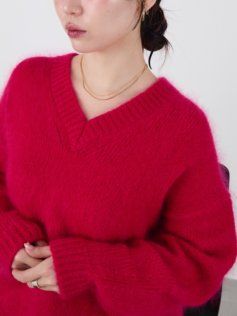 ピンク系のニット/セーター、ブラック系のスカートを着用したレディースの冬コーディネートの4枚目の写真