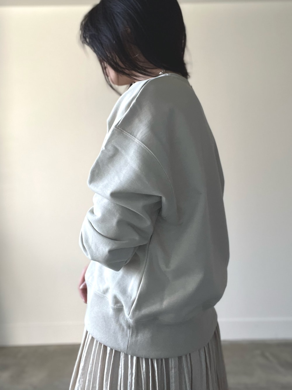 ベージュ系のスウェット、ベージュ系のスカートを着用したレディースの秋コーディネートの7枚目の写真