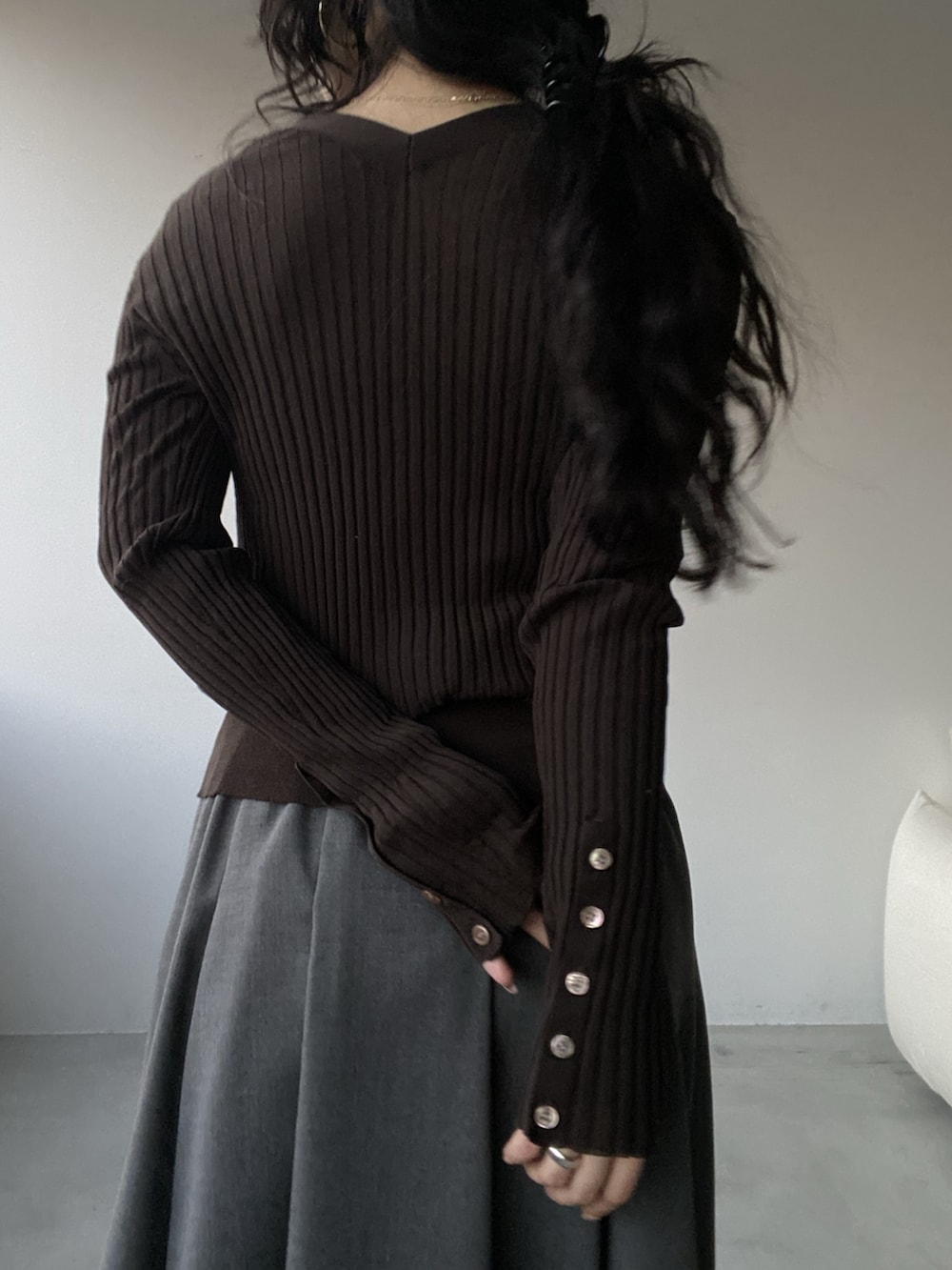 グレー系のスカートを着用したレディースの春コーディネートの5枚目の写真