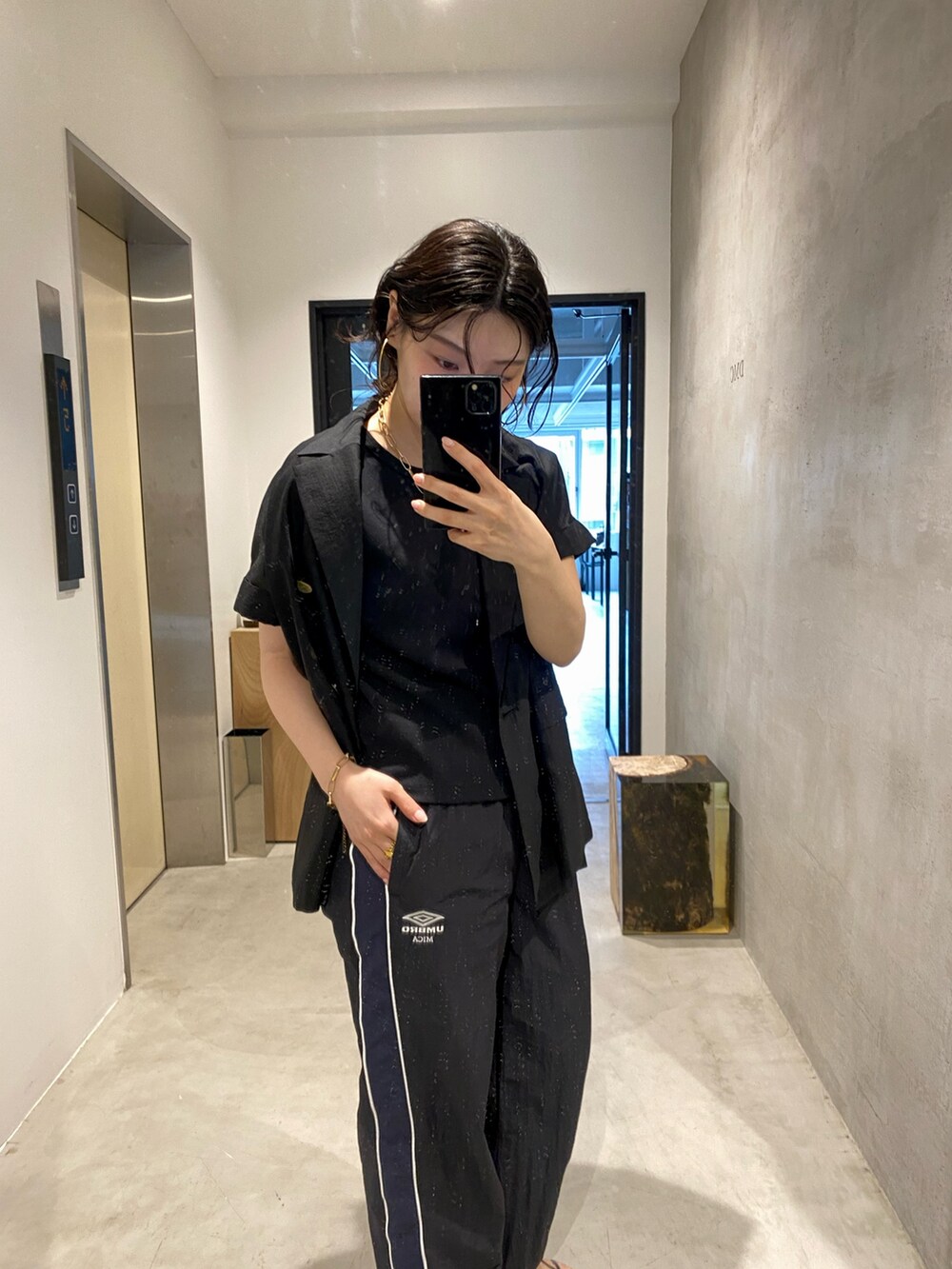 ブラック系のその他パンツ、ブラック系のテーラードジャケット、ブラック系のTシャツ/カットソーを着用したレディースの夏コーディネートの2枚目の写真