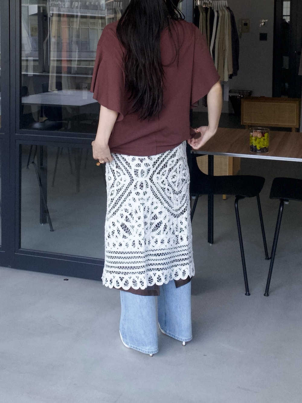 ブラウン系のTシャツ/カットソー、ブルー系のデニムパンツ、ブラウン系のワンピースを着用したレディースの夏コーディネートの5枚目の写真