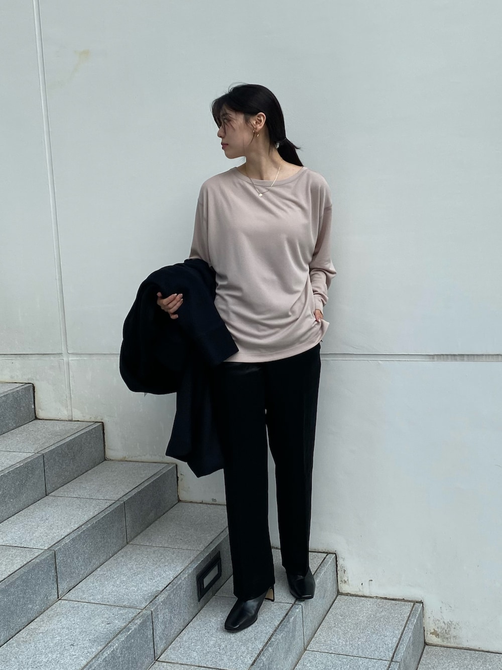 ピンク系のTシャツ/カットソー、ブラック系のその他パンツ、ブラック系のその他アウターを着用したレディースの秋コーディネートの2枚目の写真