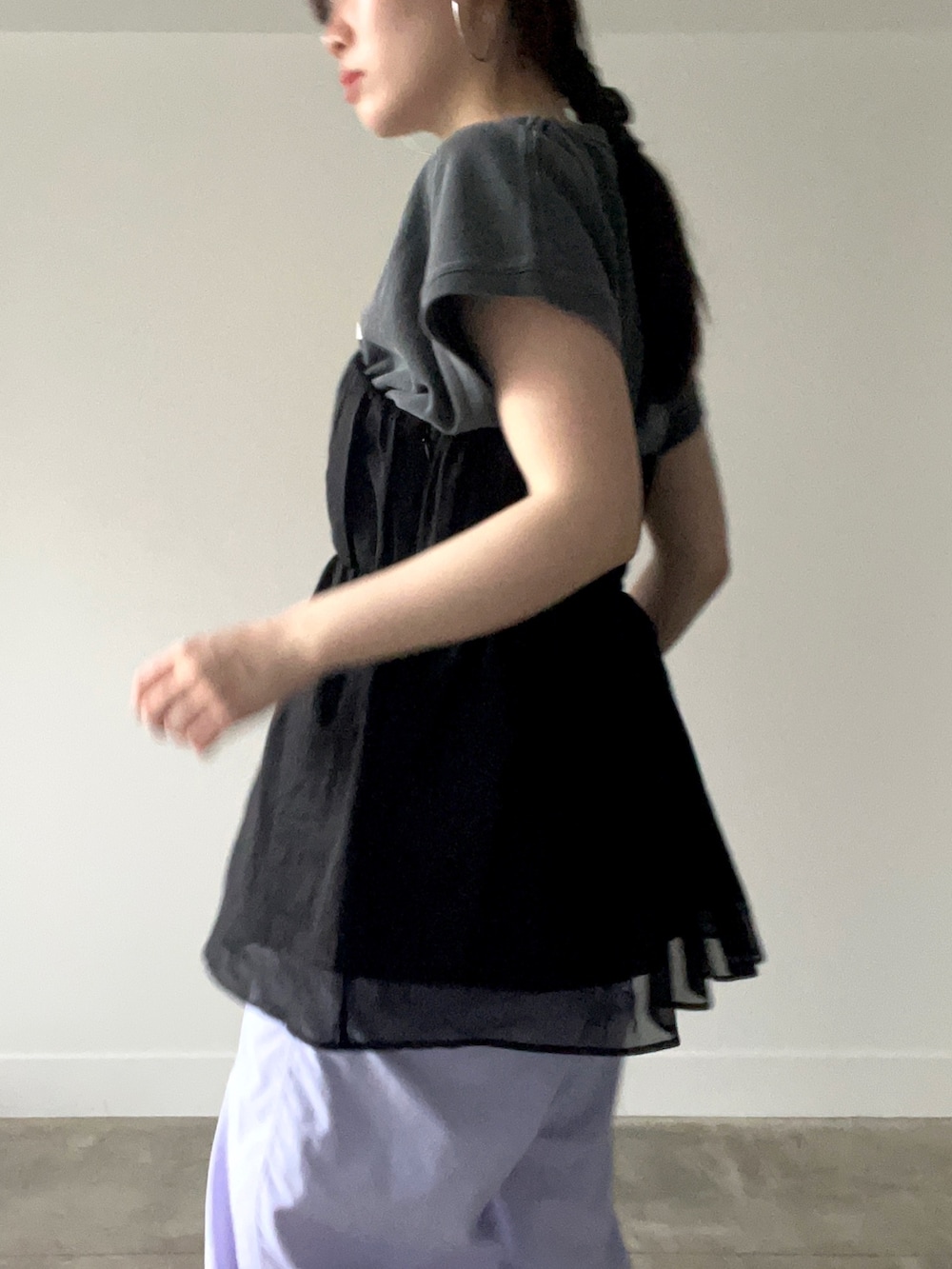 ブラック系のTシャツ/カットソー、ブラック系のシャツ/ブラウス、パープル系のその他パンツを着用したレディースの春コーディネートの3枚目の写真