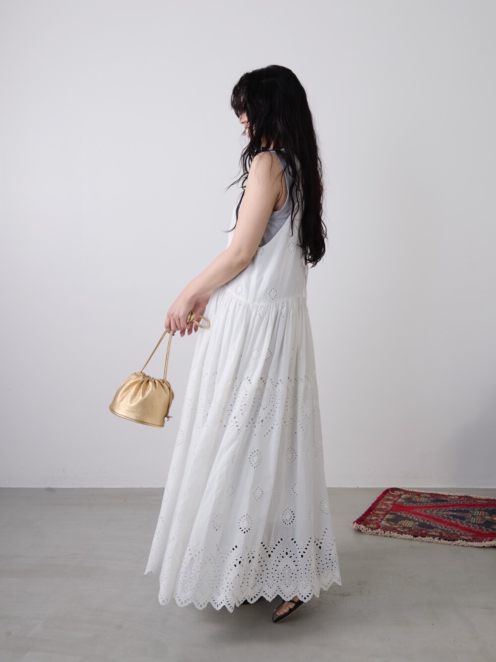 ホワイト系のワンピース、グレー系のタンクトップ、ブラウン系のその他パンツを着用したレディースの春コーディネートの6枚目の写真