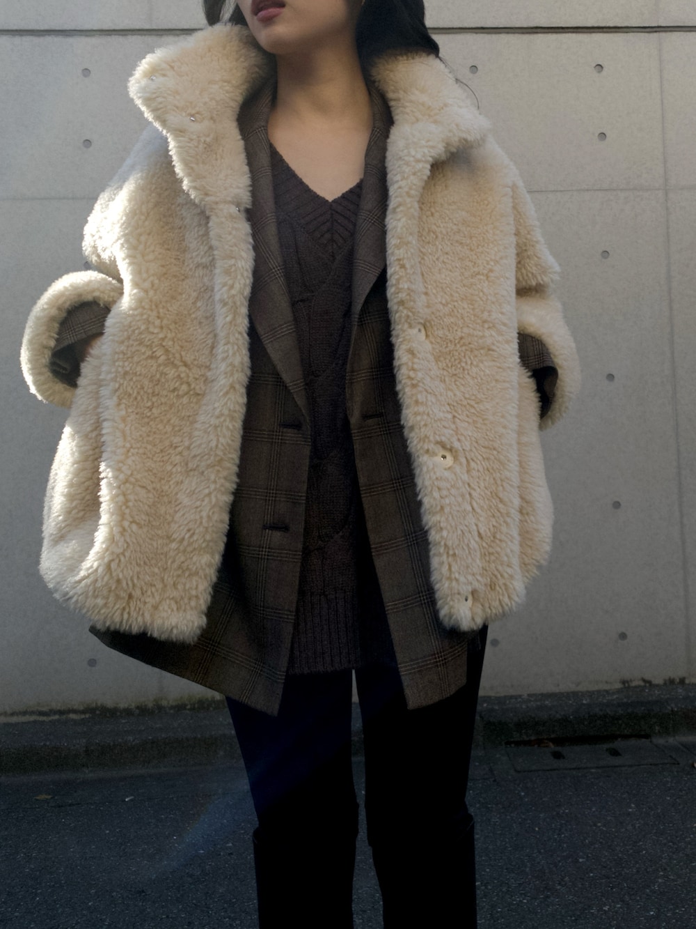 ベージュ系のブルゾン、ブラウン系のテーラードジャケット、ブラウン系のニット/セーターを着用したレディースの冬コーディネートの4枚目の写真