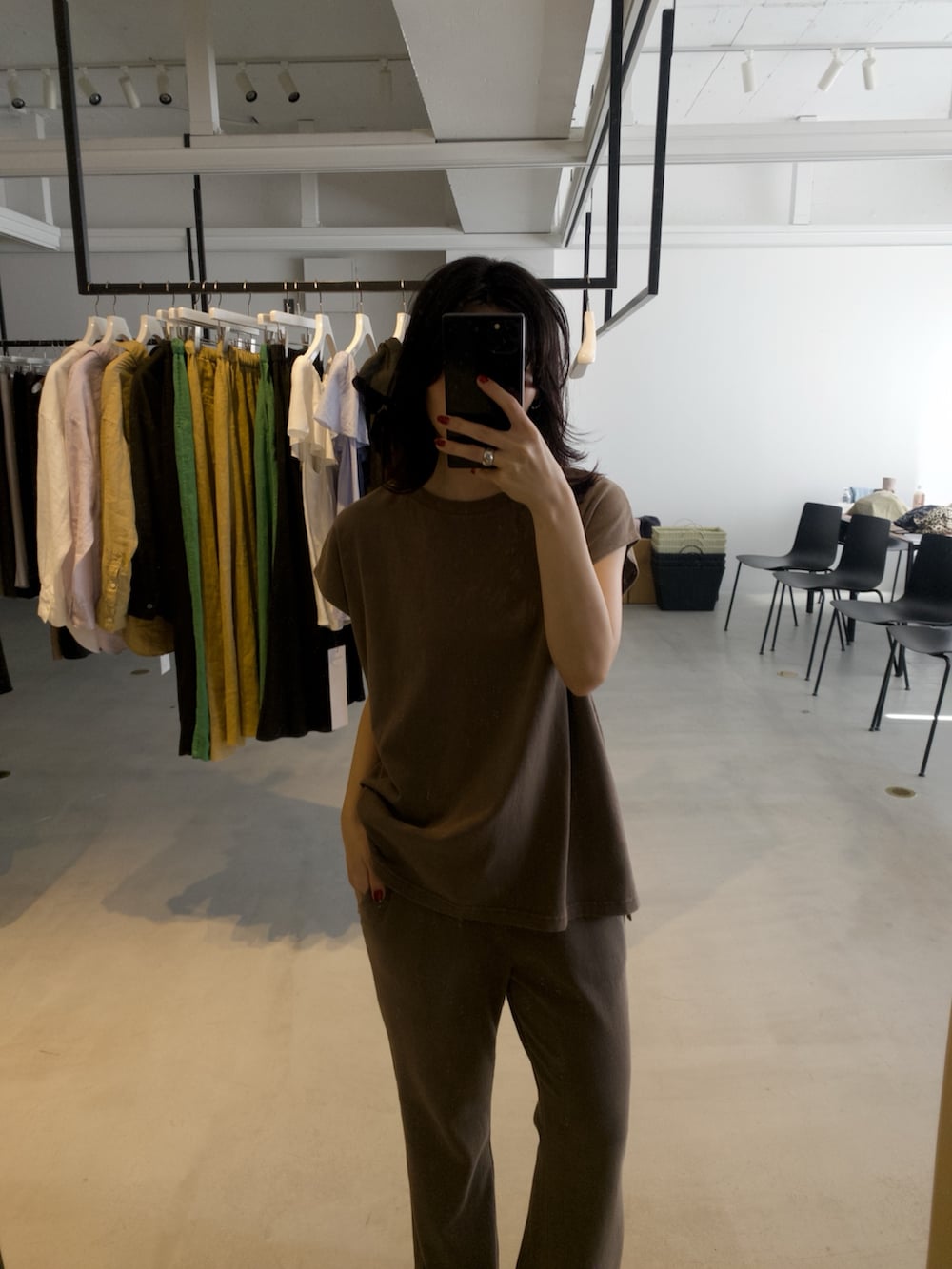 ブラウン系のその他パンツ、ブラウン系のTシャツ/カットソーを着用したレディースの夏コーディネートの4枚目の写真
