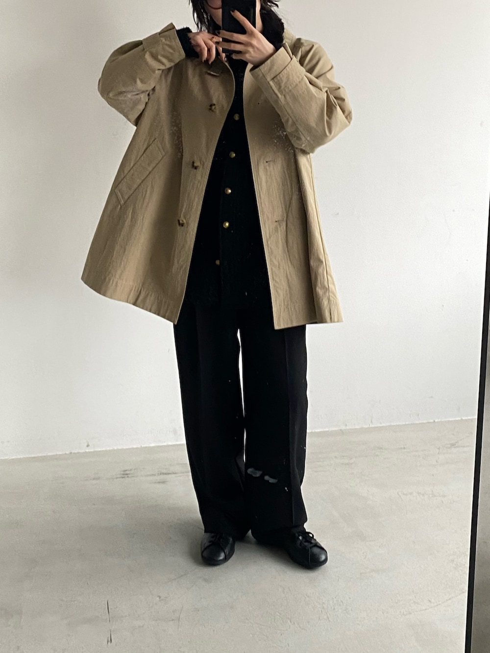 ベージュ系のその他アウターを着用したレディースの冬コーディネートの3枚目の写真