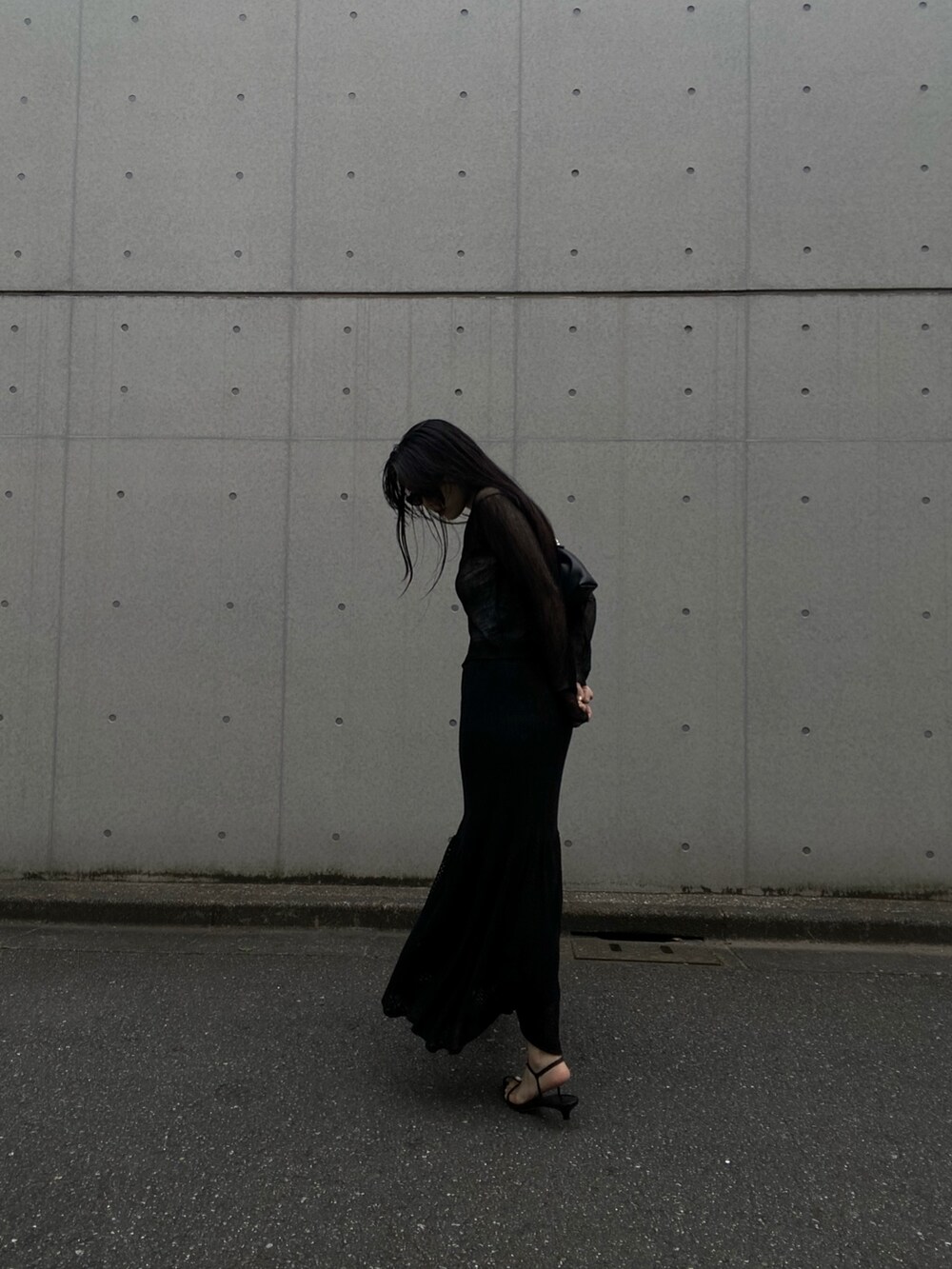 ブラック系のカーディガン/ボレロ、ブラック系のショルダーバッグ、ブラック系のスカートを着用したレディースの春コーディネートの4枚目の写真