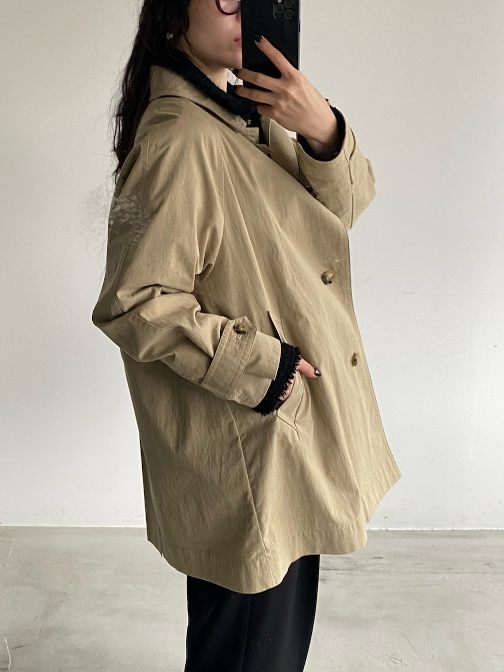 ベージュ系のその他アウターを着用したレディースの冬コーディネートの5枚目の写真