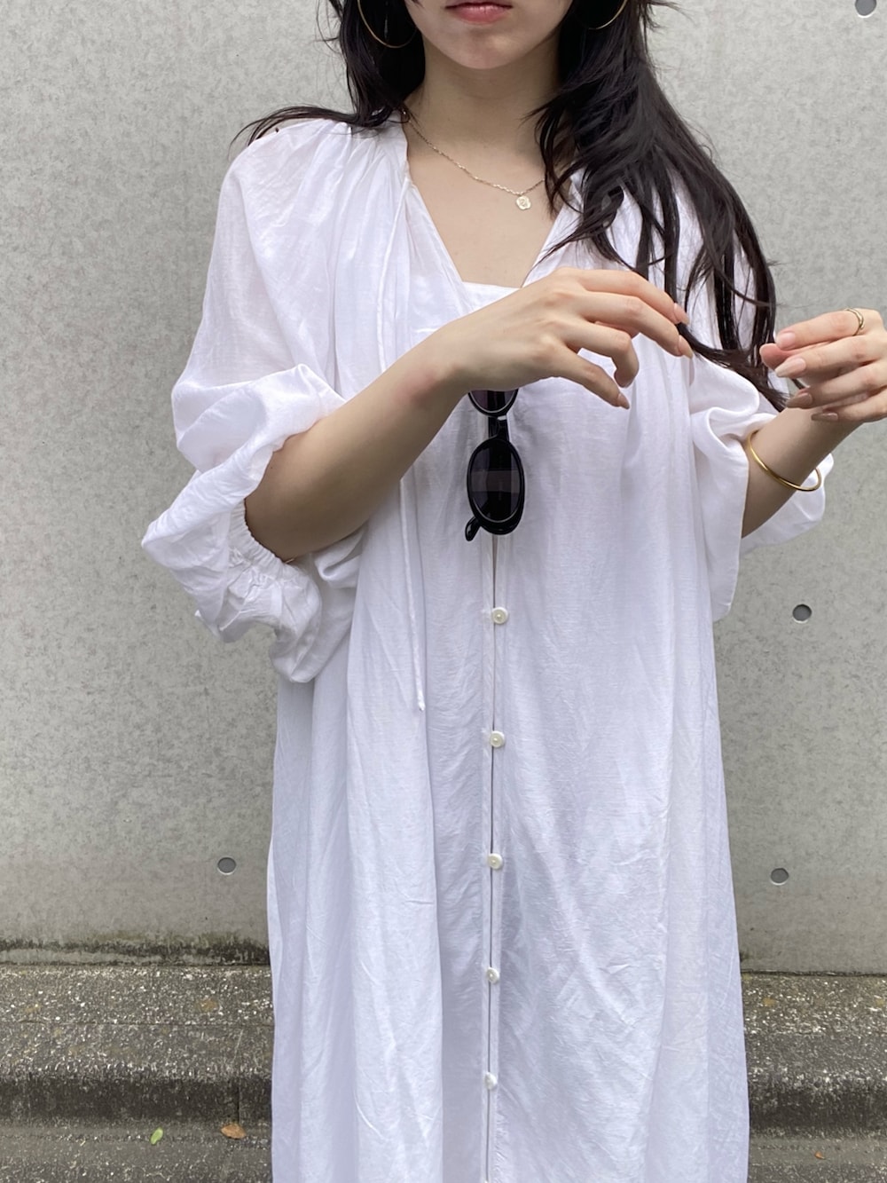 ホワイト系のワンピースを着用したレディースの夏コーディネートの2枚目の写真