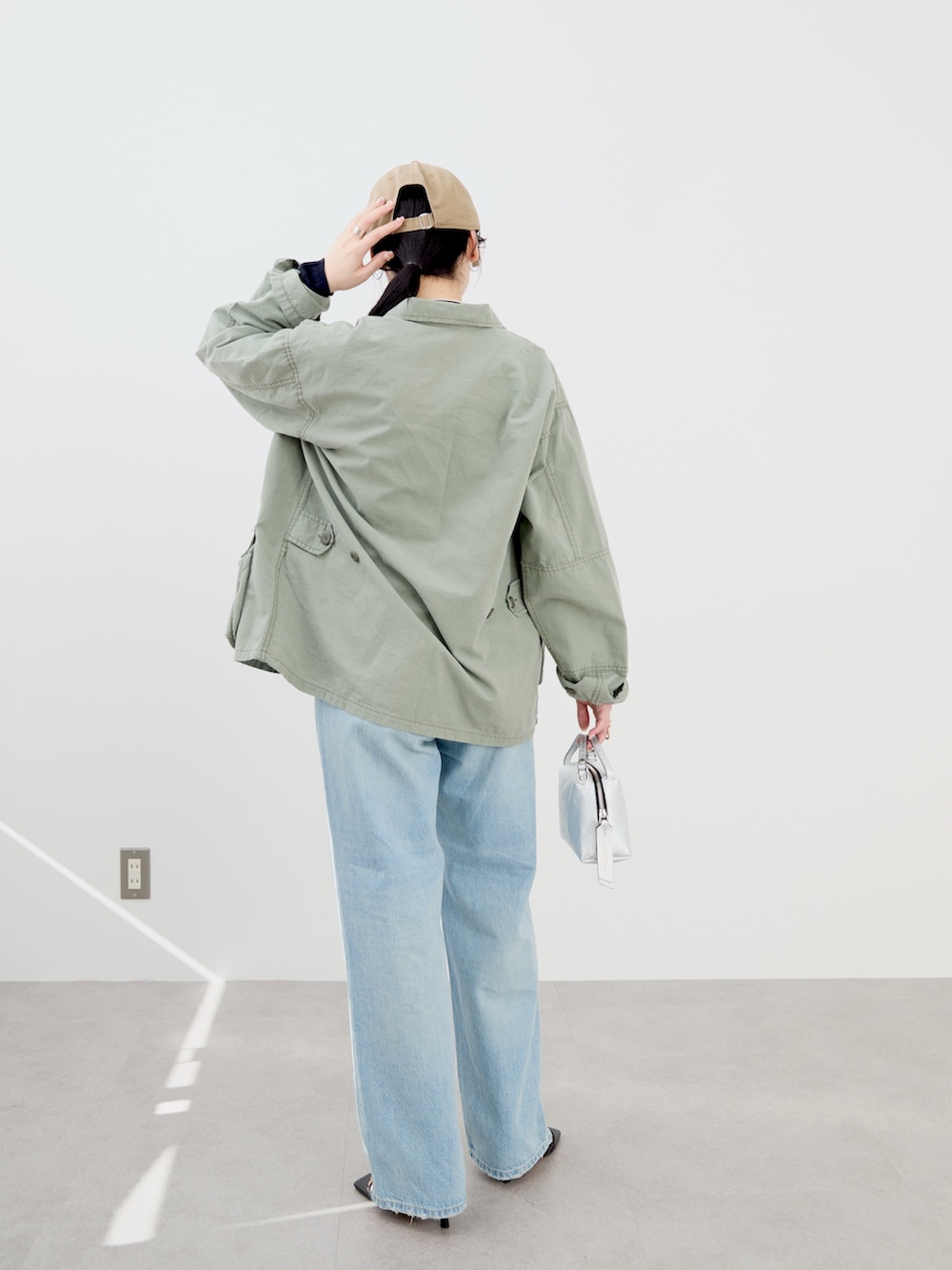 ブルー系のニット/セーター、グリーン系のシャツ/ブラウス、ベージュ系のキャップを着用したレディースの冬コーディネートの4枚目の写真