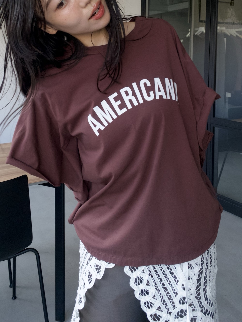 ブラウン系のTシャツ/カットソー、ブルー系のデニムパンツ、ブラウン系のワンピースを着用したレディースの夏コーディネートの6枚目の写真