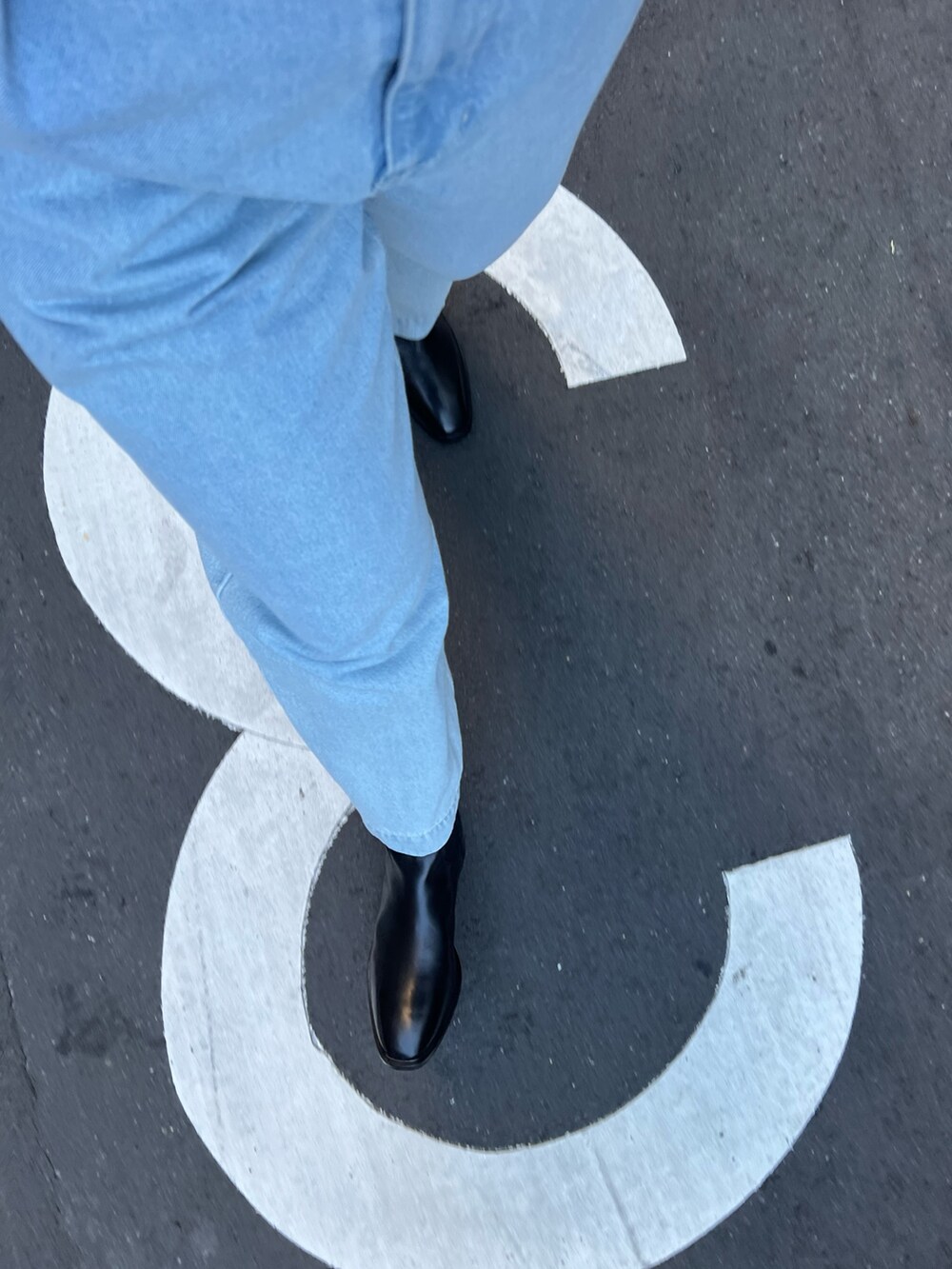 ベージュ系のショルダーバッグ、ブルー系のデニムパンツ、ブルー系のシャツ/ブラウスを着用したレディースの冬コーディネートの5枚目の写真