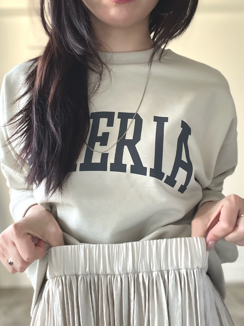 ベージュ系のスウェット、ベージュ系のスカートを着用したレディースの秋コーディネートの10枚目の写真