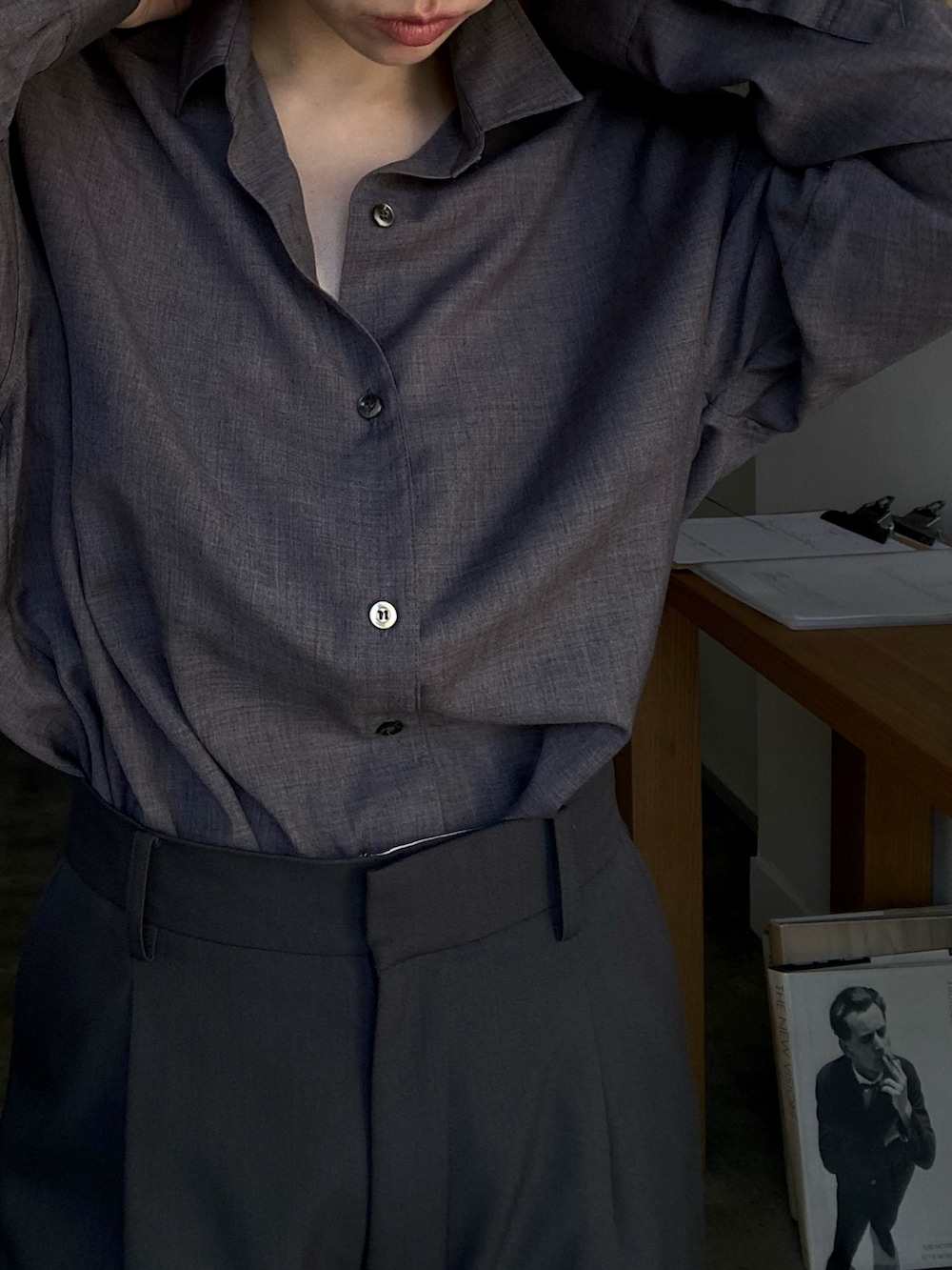 グレー系のシャツ/ブラウス、グレー系のその他パンツを着用したレディースの秋コーディネートの6枚目の写真