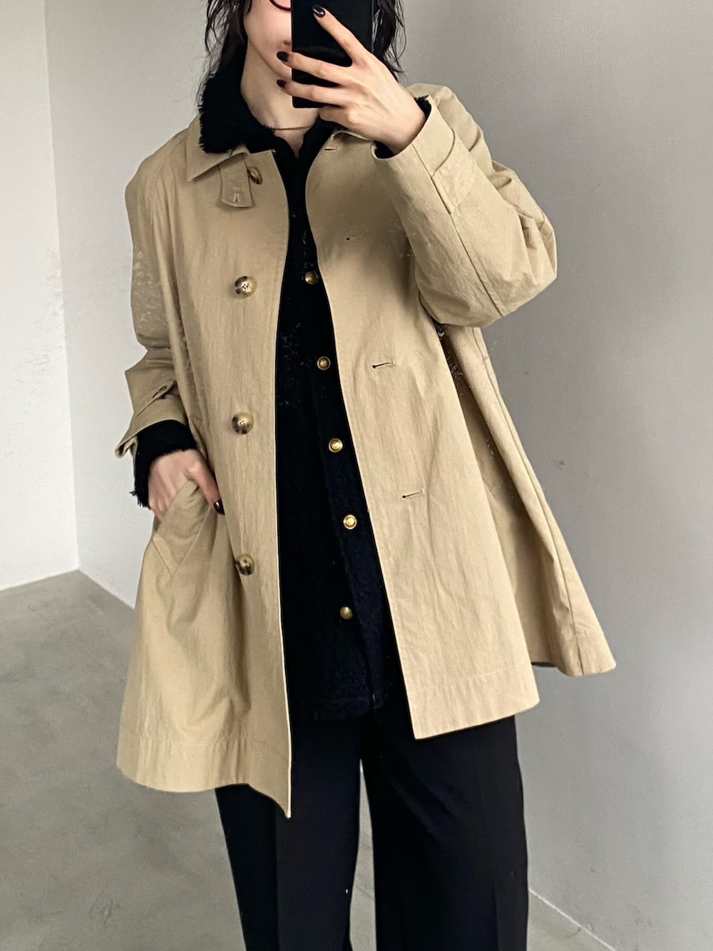 ベージュ系のその他アウターを着用したレディースの冬コーディネートの4枚目の写真