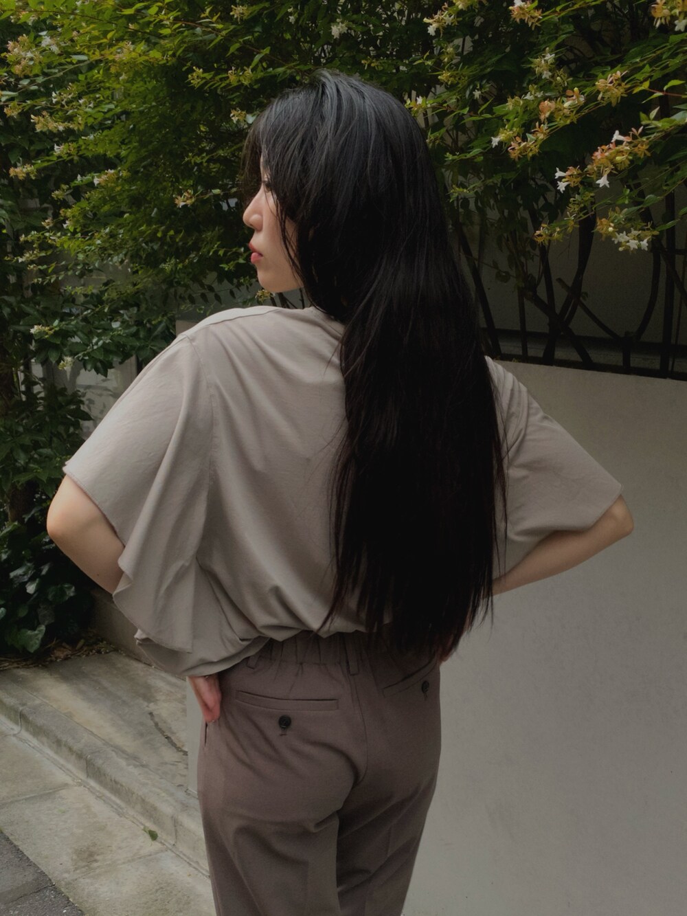 ベージュ系のTシャツ/カットソー、ブラウン系のその他パンツを着用したレディースの夏コーディネートの4枚目の写真