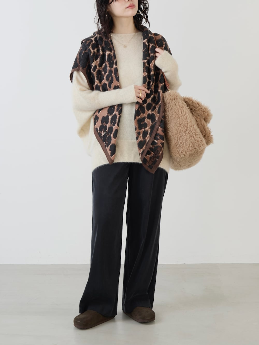 ベージュ系のハンドバッグ、ブラック系のその他パンツ、ホワイト系のニット/セーターを着用したレディースの秋コーディネートの5枚目の写真